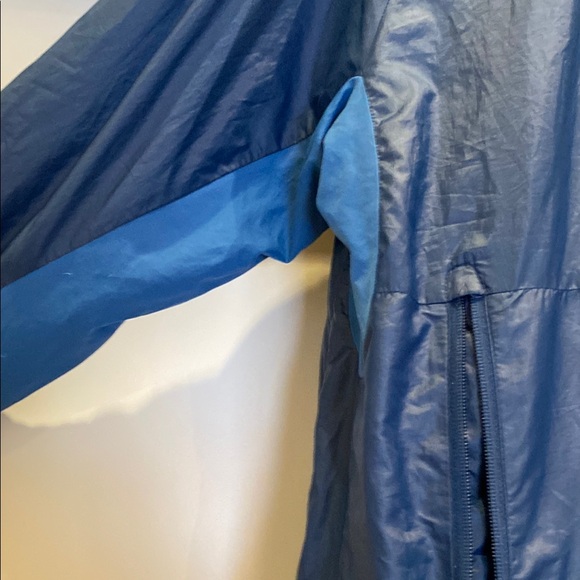 Performance Jacket in Black with Water-Resistant Fabric - Picture 4 of 5